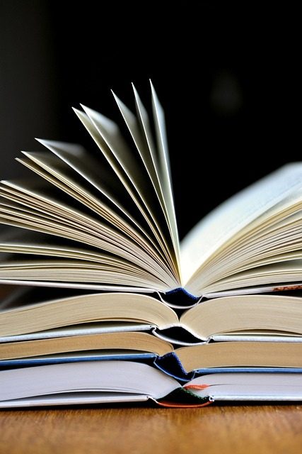 Avoimia kirjoja kuvaamassa ilmaisia oppimateriaaleja
